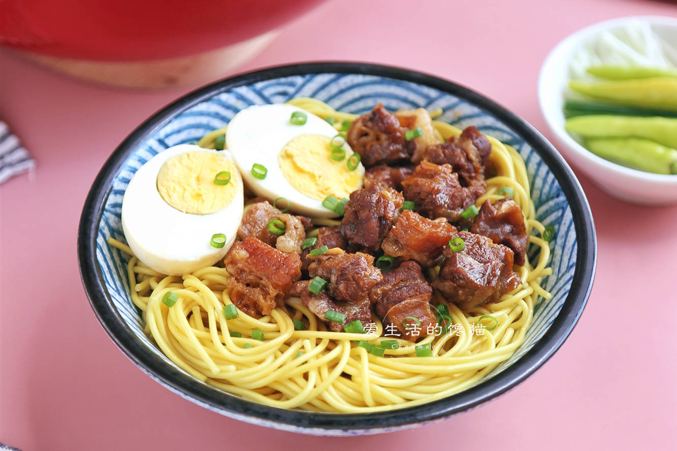 香气十足,也很入味了,吃起来口感是鲜嫩的,汁水不要收干,留着浇面超级