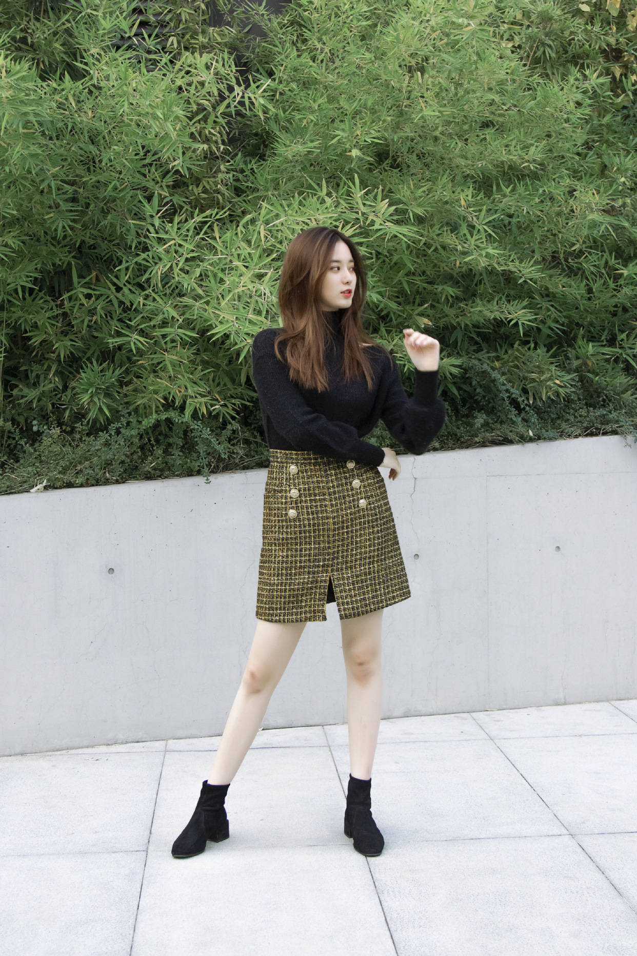 徐艺洋的衣品很高级穿鎏金连衣裙配硬朗黑皮靴气质很冷艳