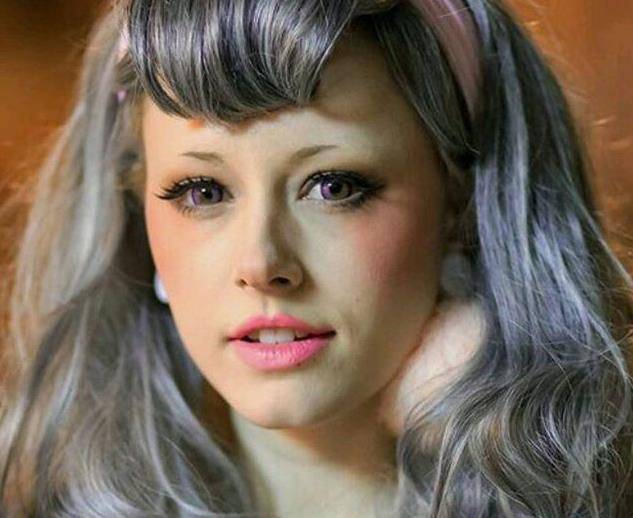 照片中的andi打扮成熟,充满着异域风情,状态和与吴卓林在一起时已大不