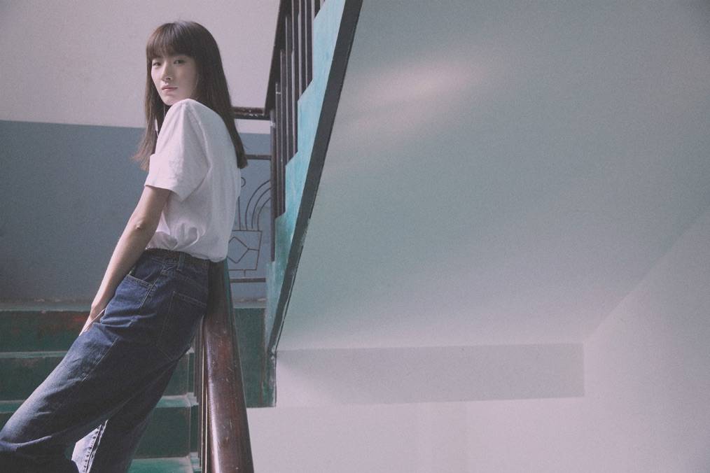 白色系穿搭干净清爽又能视觉降温,高睿菲儿的白色t恤搭配灰蓝色牛仔裤