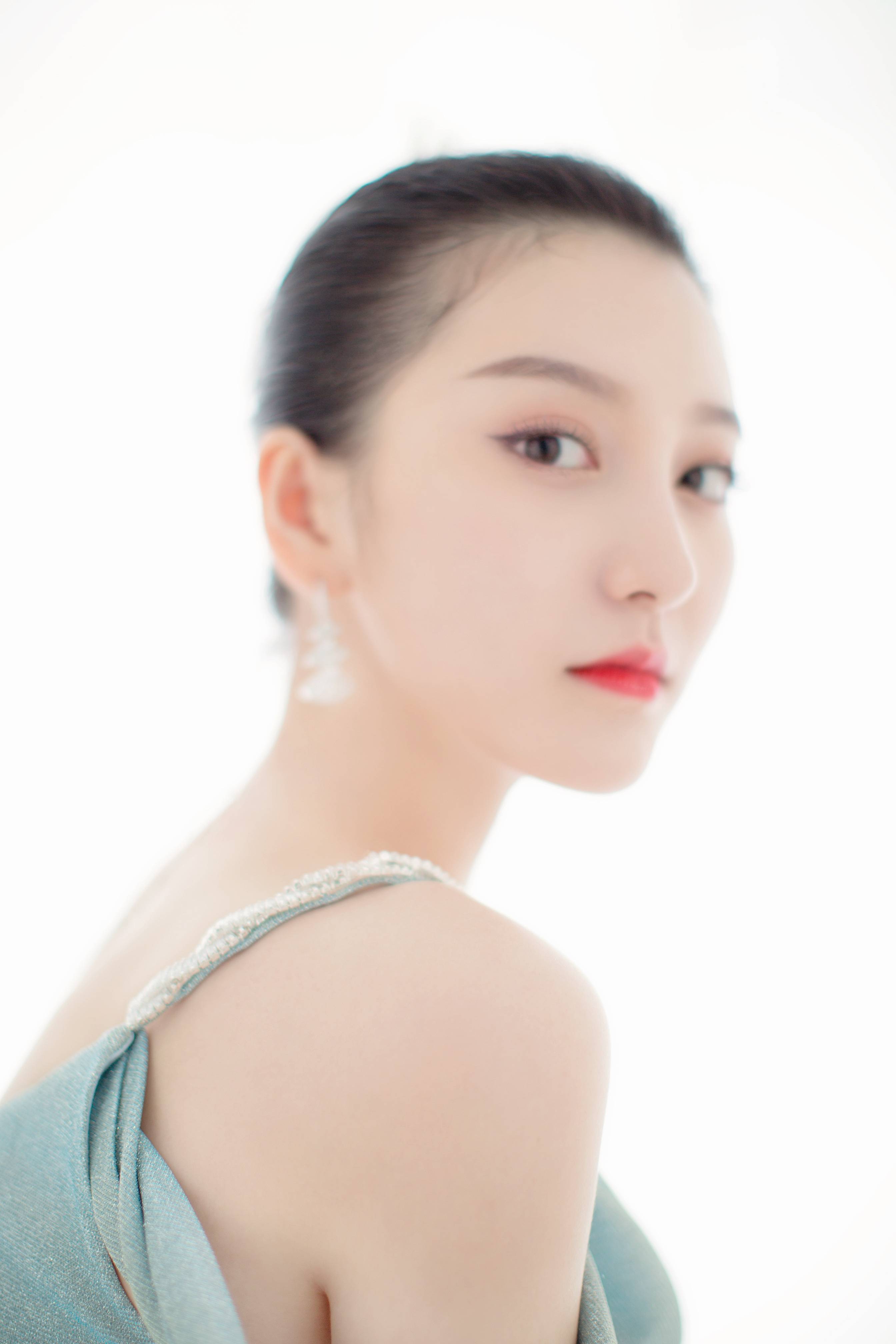 金尤美优雅系写真曝光 大方典雅诠释女神气质