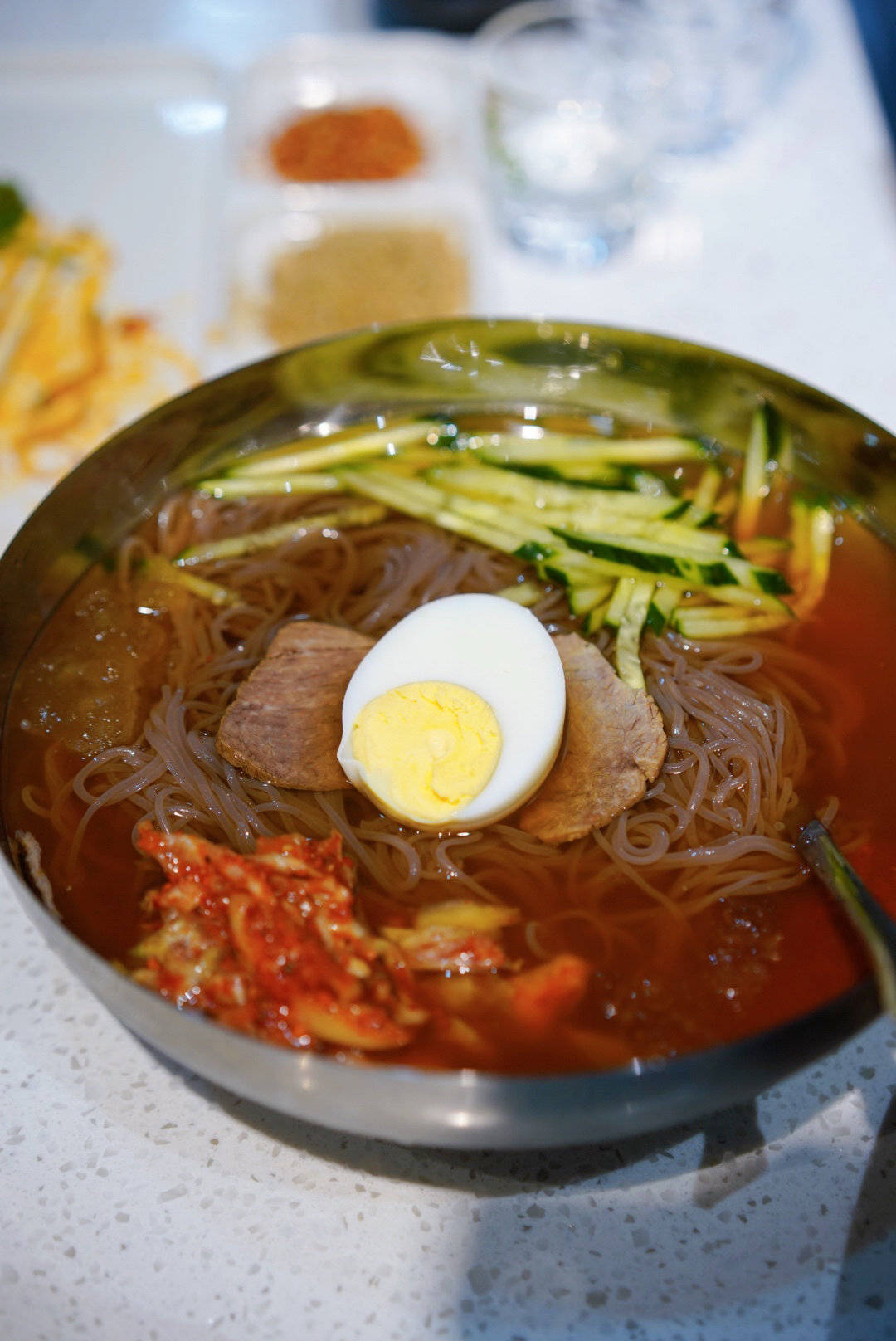 夏天解暑就要带着冰渣儿的冷面配炭火烤大串儿最后再干了这碗酒