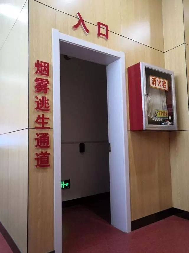 模拟火灾烟雾逃生通道是为体验者提供了一个模拟的逃生场所.