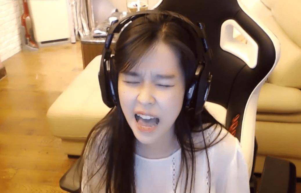 绝地求生沫子唱老歌眉飞色舞看到她陶醉的表情确定是老阿姨