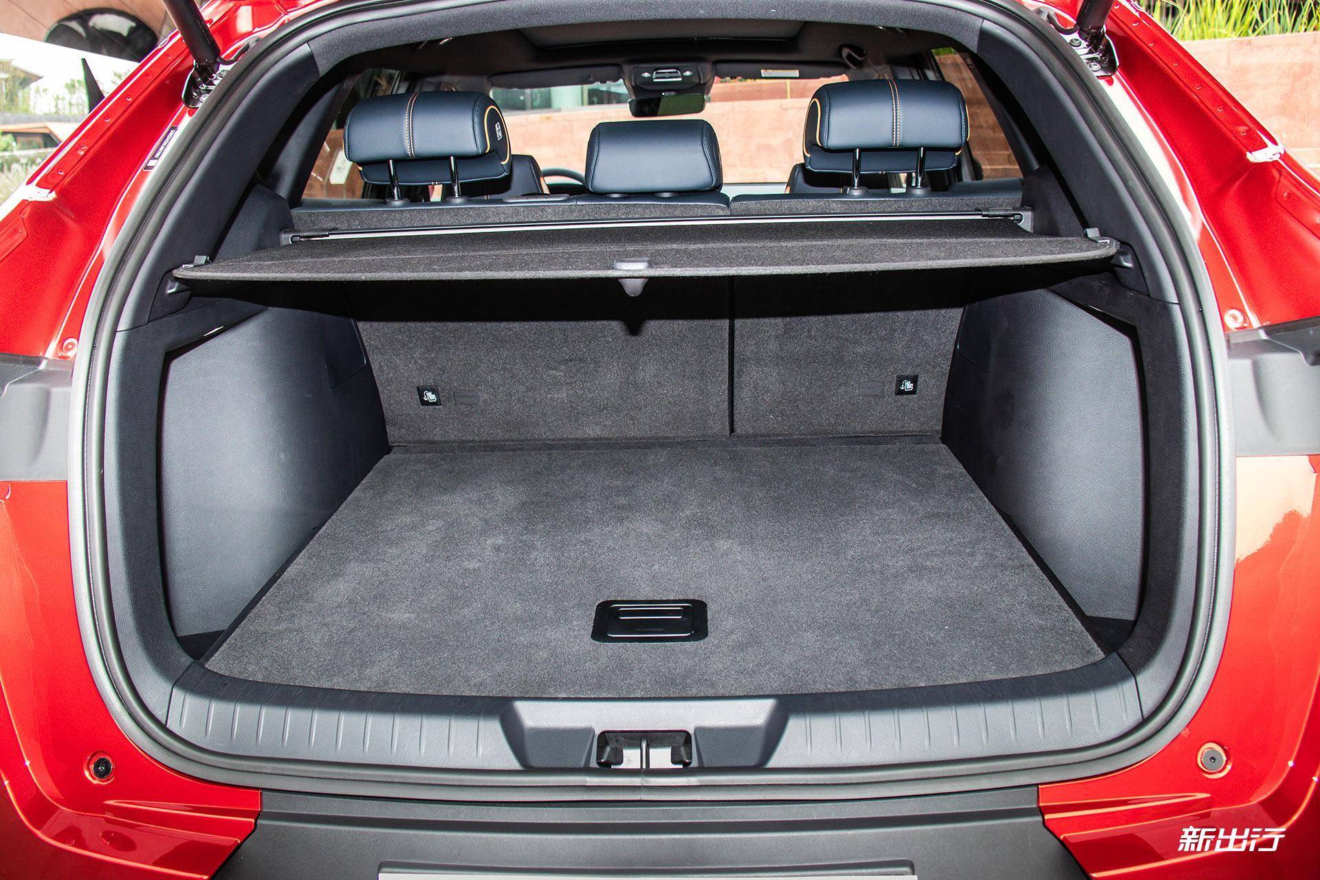 宋plus ev 配备了电动尾门,后备箱容积为 574l,并且后排支持 4/6 分割