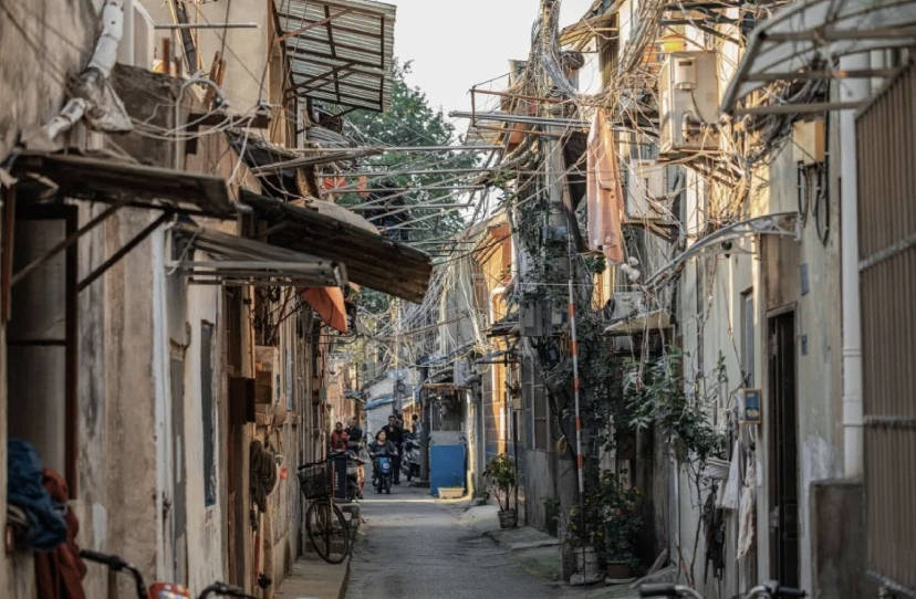 俗话说得好"北京胡同,南京巷子,想要探寻一个城市最接地气的生活面貌