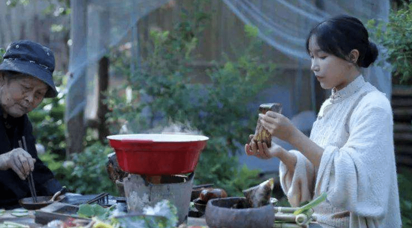 原创李子柒自制"炸鸡翅"!桌上无滤镜食物扒出,网友:这谁愿意吃?