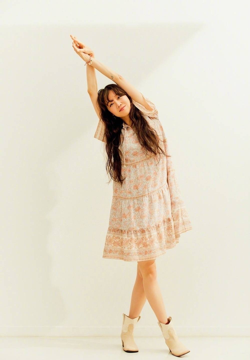 原创孔孝真穿碎花洋裙现身,尽显动人少女感,气质优雅惹人爱