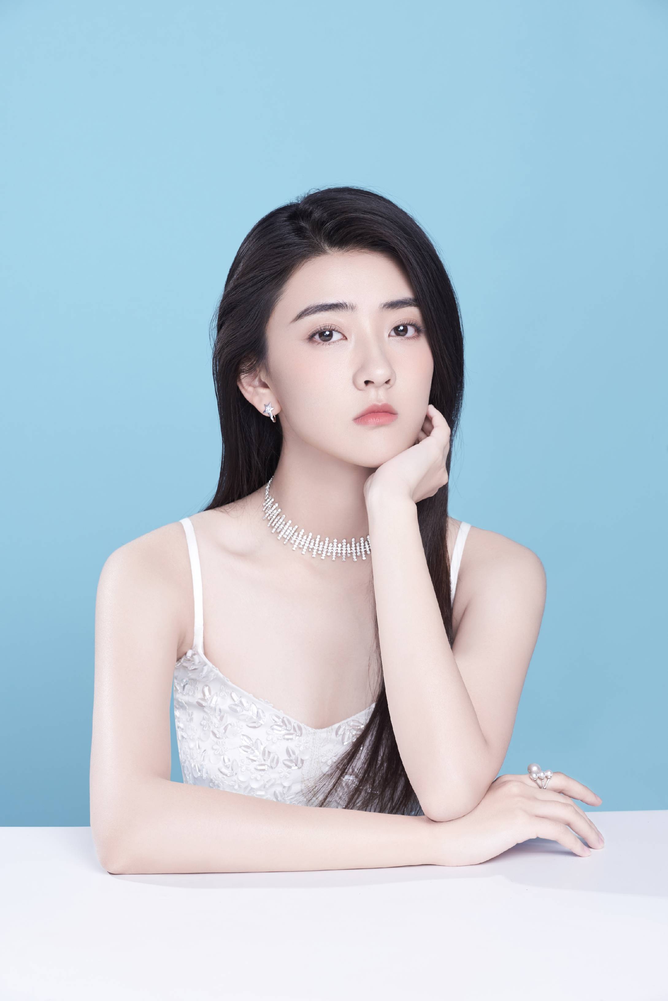 梁洁暑期霸屏两剧热播 夏日女友写真狙击人心