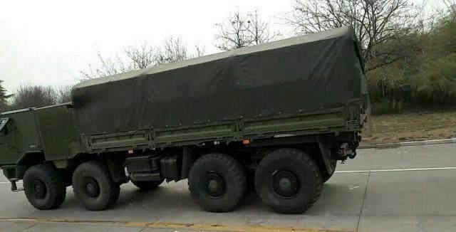 两款第三代军用卡车的动力装置安放位置也不一样,陕汽sx系列为中置