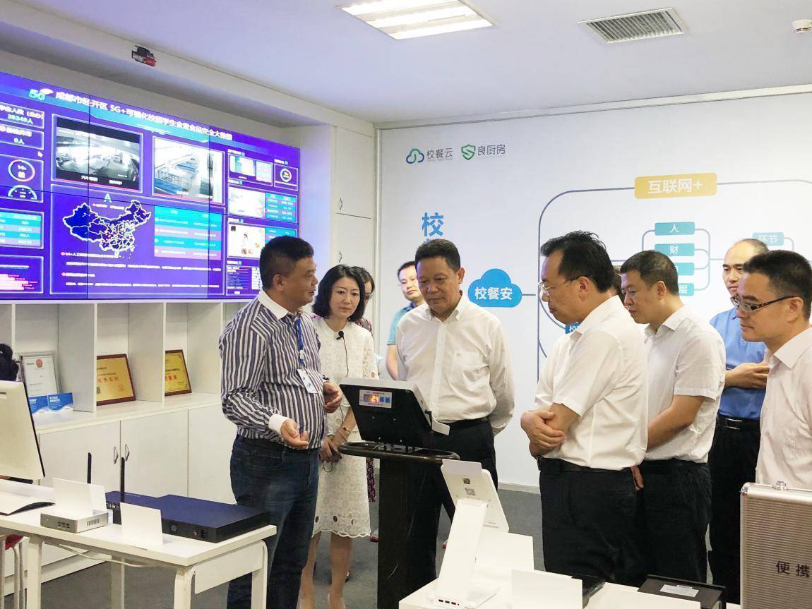 省委组织部副部长,省公务员局局长,省人才办主任陈冠松,省教育厅副