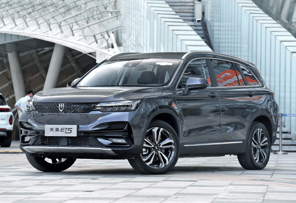 近日,天美汽车旗下首款纯电动中型suv——et5正式开启预售,新车定位于