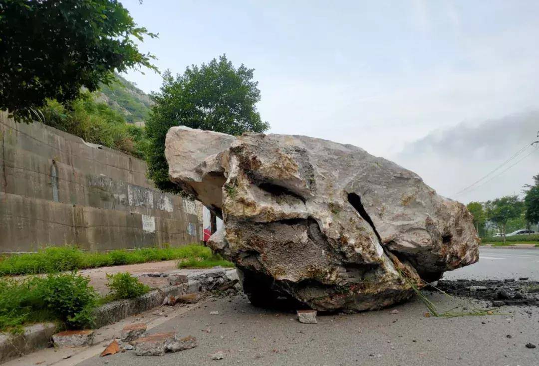 广西一山体大块巨石滚落,砸到道路上!