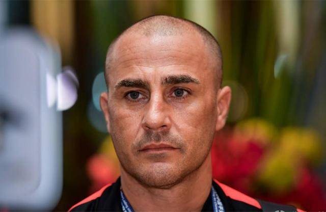 许多球迷对卡纳瓦罗新剃的光头发型非常感兴趣,因为在7月20日中午