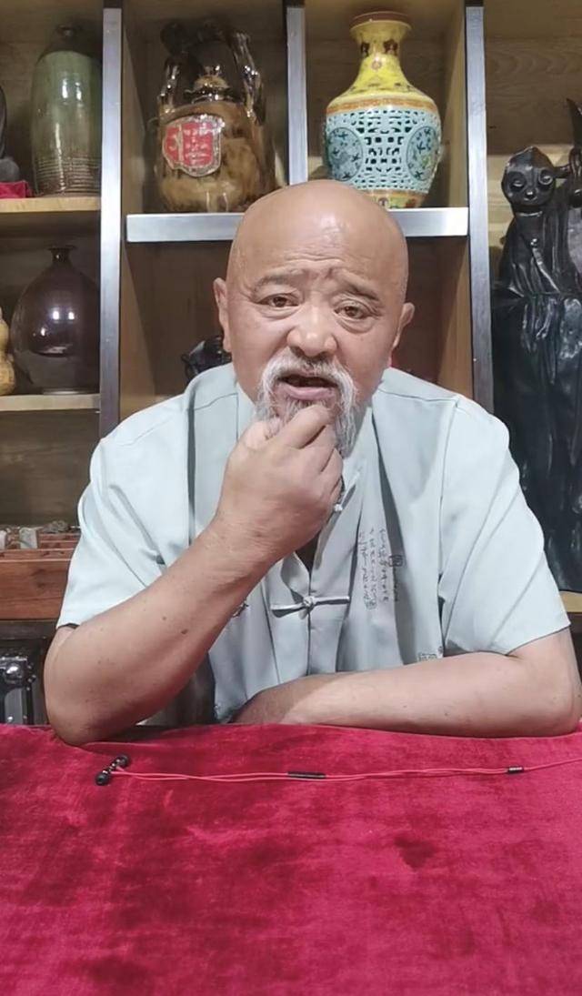 《东北一家人》牛永贵直播,出行驾驶万元三轮车,却住百万别墅