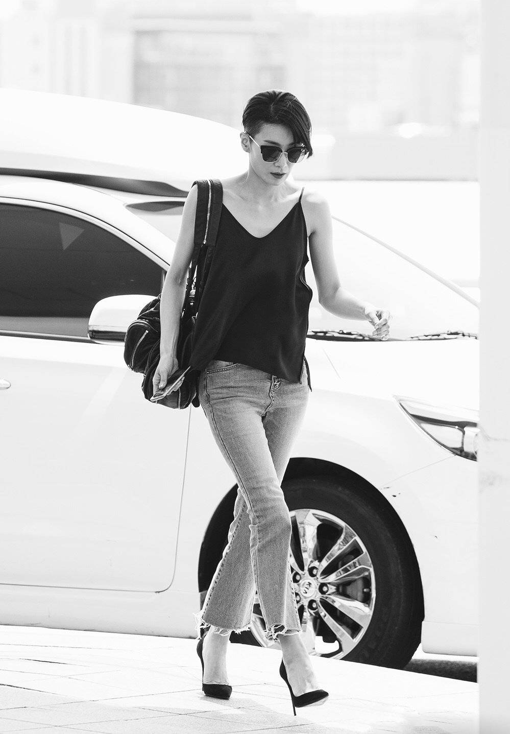 原创46岁金瑞亨太a了,穿黑色西装酷帅十足,女孩都忍不住心动