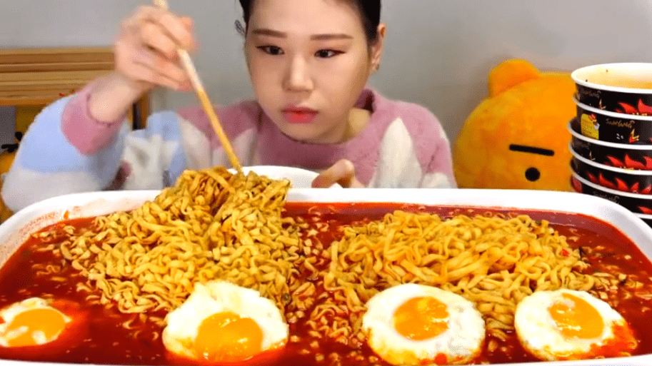 原创大胃王吃30斤"爆辣火鸡面",盘中鸡蛋却出卖她,网友:别装了!