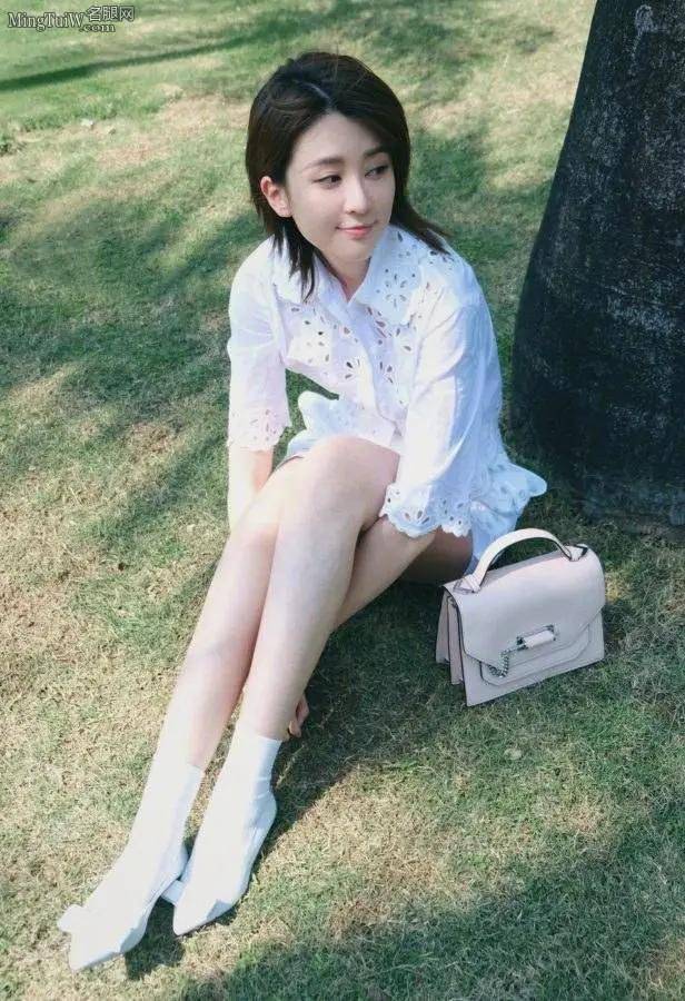 《穿越火线》登上热搜,乔欣客串鹿晗前女友,她的脚有多美?