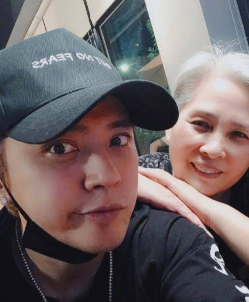 周扬青否认复合,罗志祥妈妈风波后首现身,陪儿子打球并无病重_青罗
