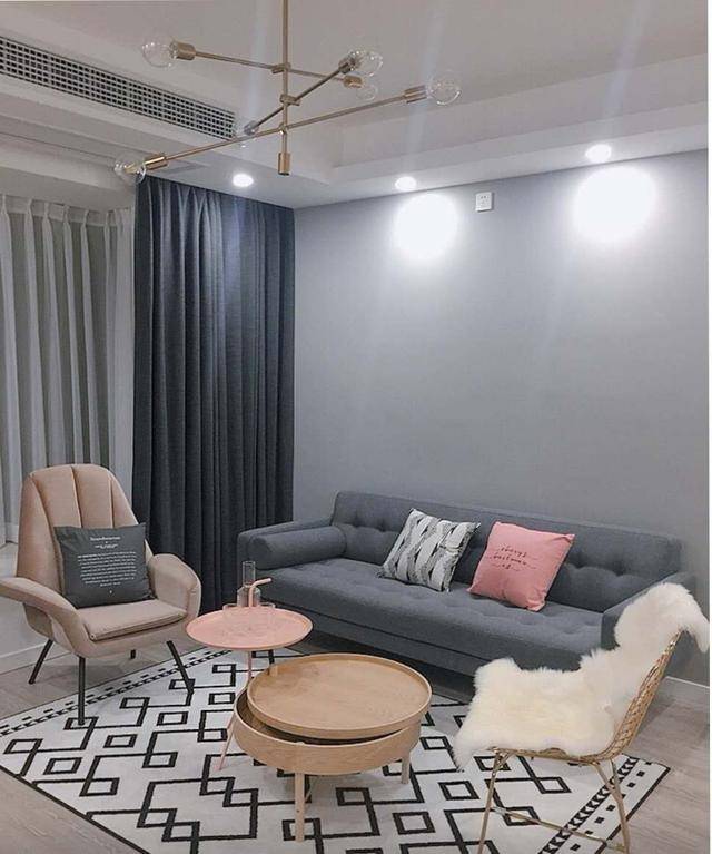 有两种灯光,一种暖色系,一种冷光,现在这个氛围比较柔和,整个客厅比较