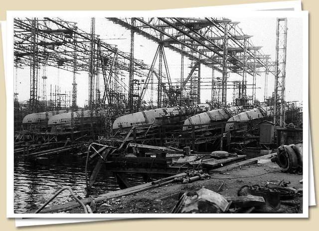 1945年5月盟军拍摄的德国汉堡造船厂一景,大量临近完工的新型潜艇