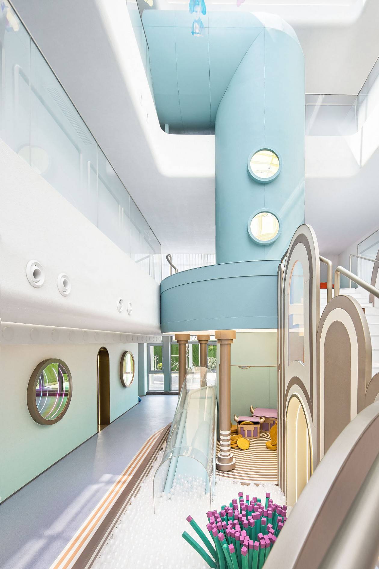 功能而且还巧妙的利用楼梯下的富余空间创造出颇具趣味的儿童游戏区