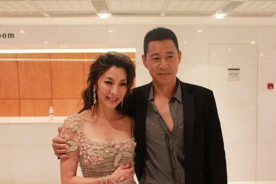 63岁张丰毅娇妻曝光颜值酷似王祖贤如今夫妻恩爱