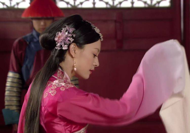 这不,甄嬛跳完惊鸿舞,就有了华妃复唱楼东赋.