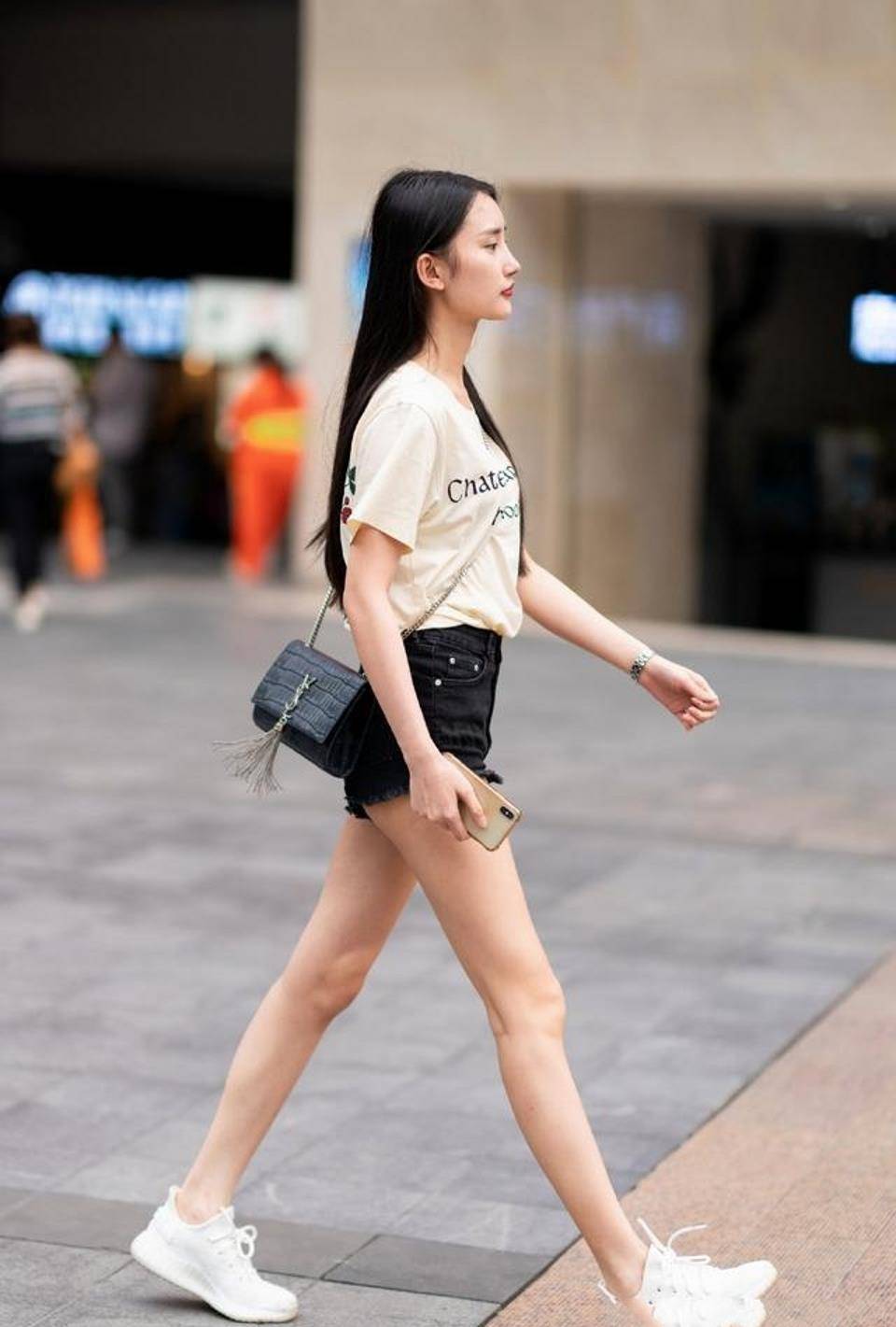 穿上一款白色凉鞋优雅又时尚