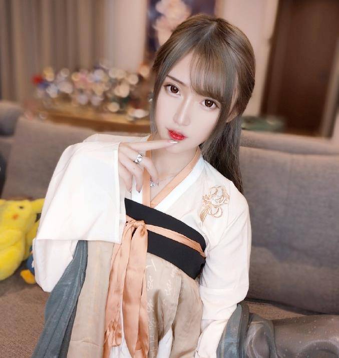 腐团儿cos明月心抬起大长腿的那一刻万千粉丝血压飙升