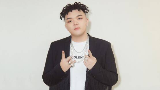 艾福杰尼之前在微博中介绍自己来自新疆库尔勒,当年是爷爷去的新疆,他