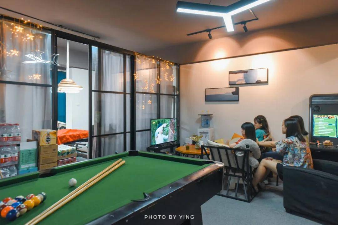 的这些,凤五君还在这栋楼里发现了 自习室,私人电影院,棋牌室,桌游室