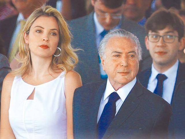 前巴西总统带着玛塞拉一起,这个被评为巴西最美夫人的女人,身穿一件纯
