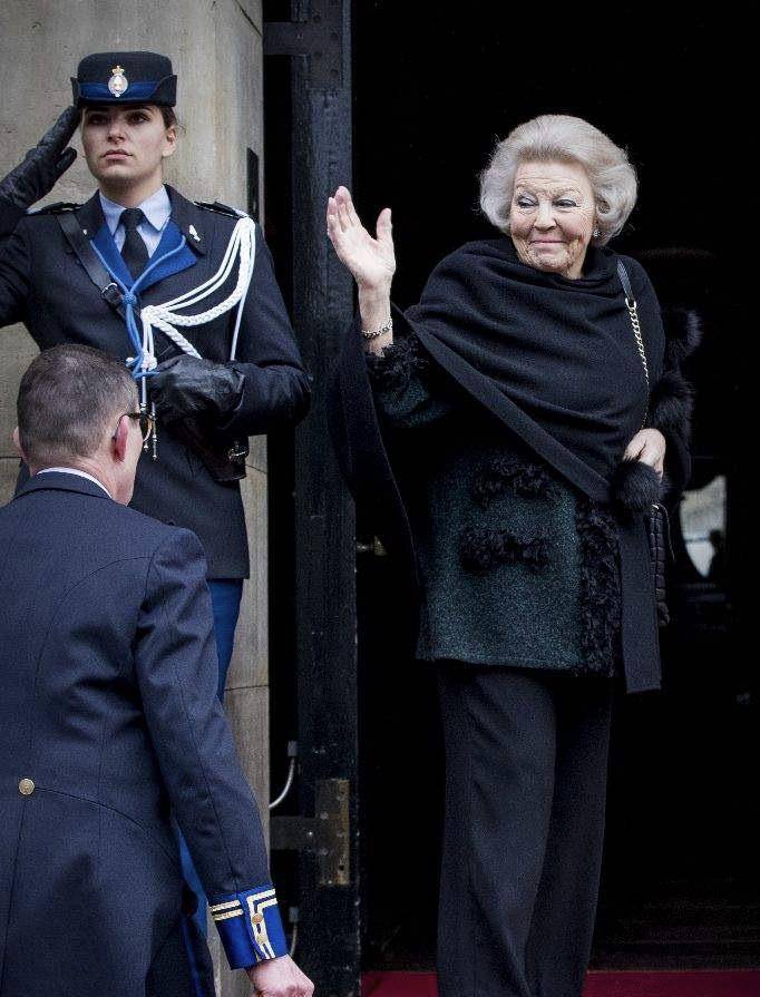 82岁荷兰女王罕见露面穿蓝色套裙笑容慈祥比英国女王优雅多了