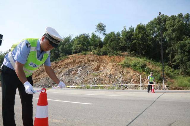 接到警情 第一时间赶到现场 拉上警戒线