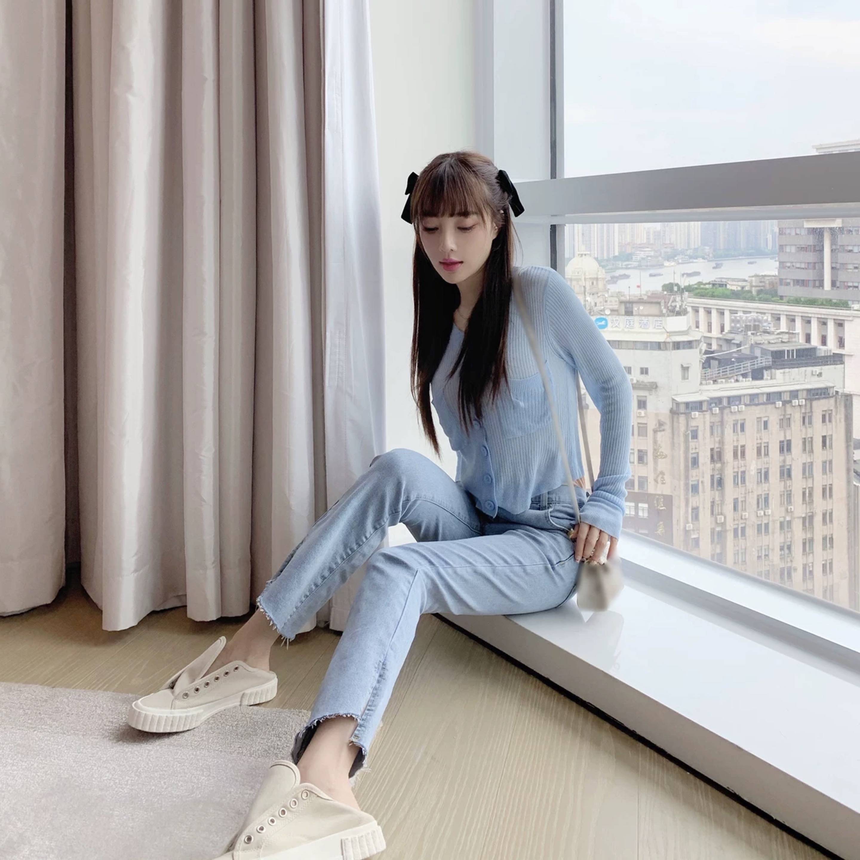 李小璐穿卫衣短裙拍写真,扎双马尾蜜桃唇,比划剪刀手少女感十足