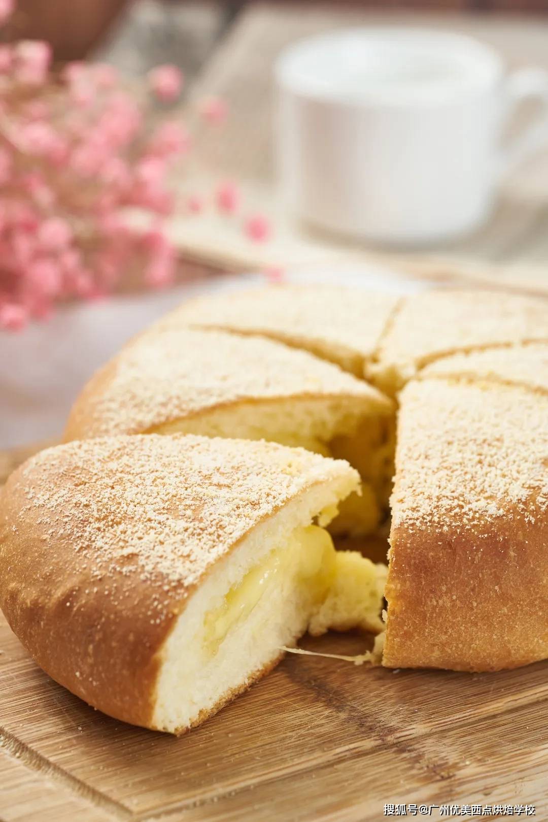 优美西点の奶酪包,奶香醇厚满满拉丝