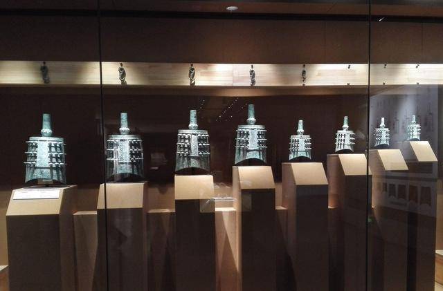 曾侯乙编钟的总音乐可以达到5个8度,略次于现代的钢琴,足以证明古人的