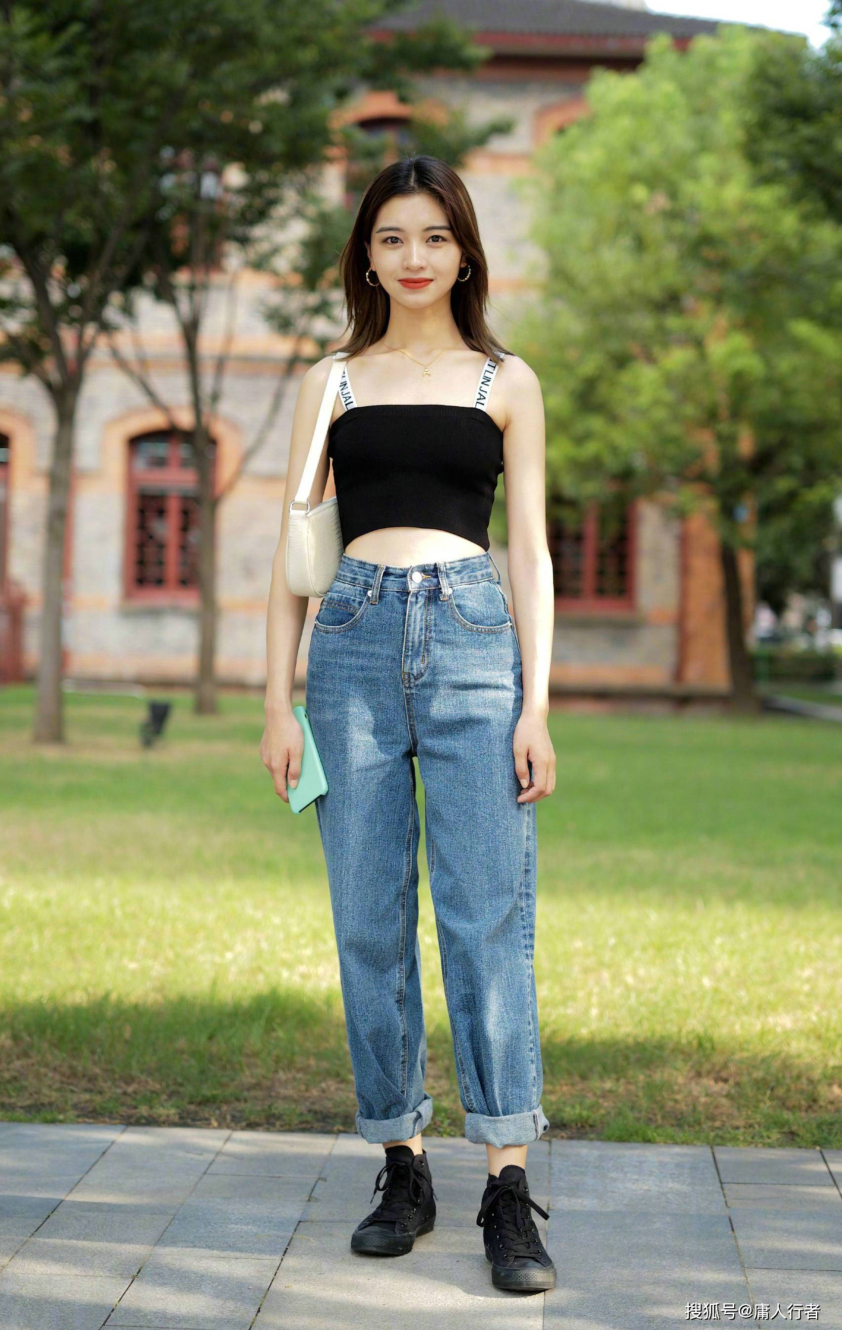 美女衬衫搭配臀裙给人一种非常大气干练的感觉