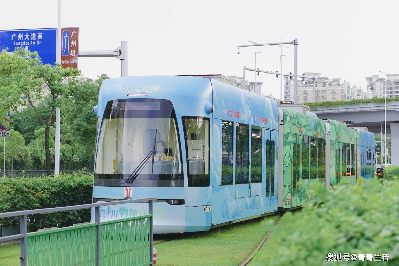 我还会带你去广州塔坐有轨电车,一列从日漫里驶来的列车缓缓靠站,载着