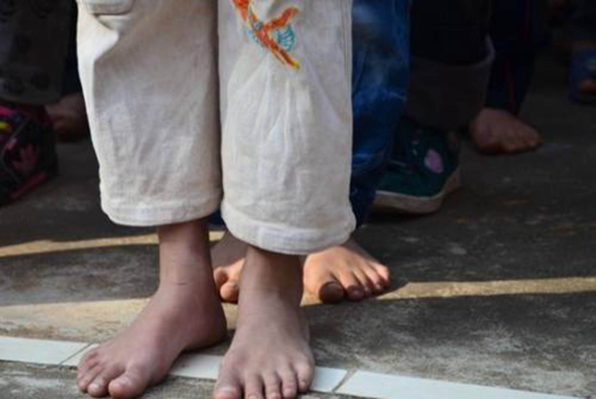 原创孩子"人小脚大"意味着能长大个?别迷信了,原因和你想的不一样