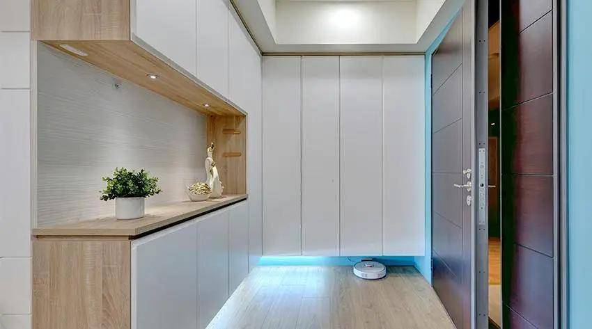 玄关呈l型格局,面积还挺宽敞的,收纳空间充足.