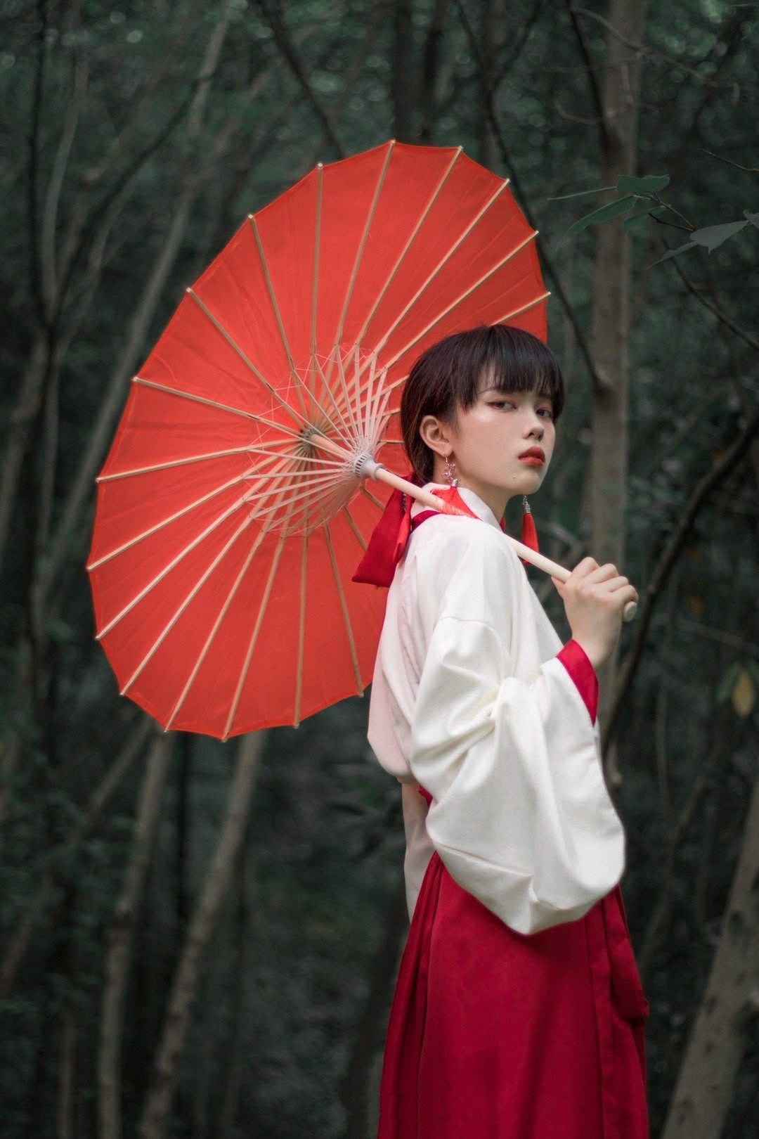 深林中的汉服少女,好想成为雨啊,这样就能落在姐姐的伞上了_谢译