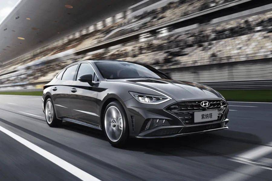 18万起,老牌合资中型车化身运动轿跑,第十代索纳塔怎么选?