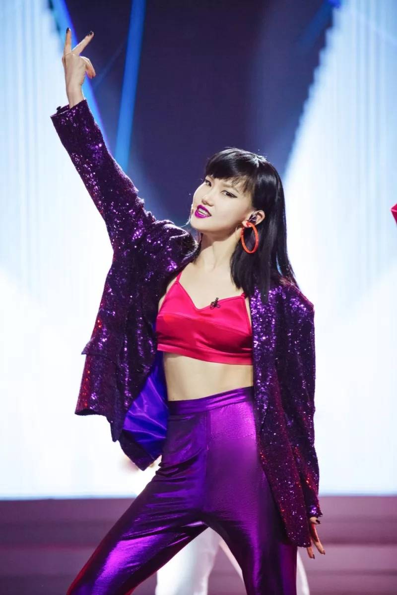 黄圣依:齐刘海造型,我是真的认不出她啦.看来她们组这个表演是朋克风.