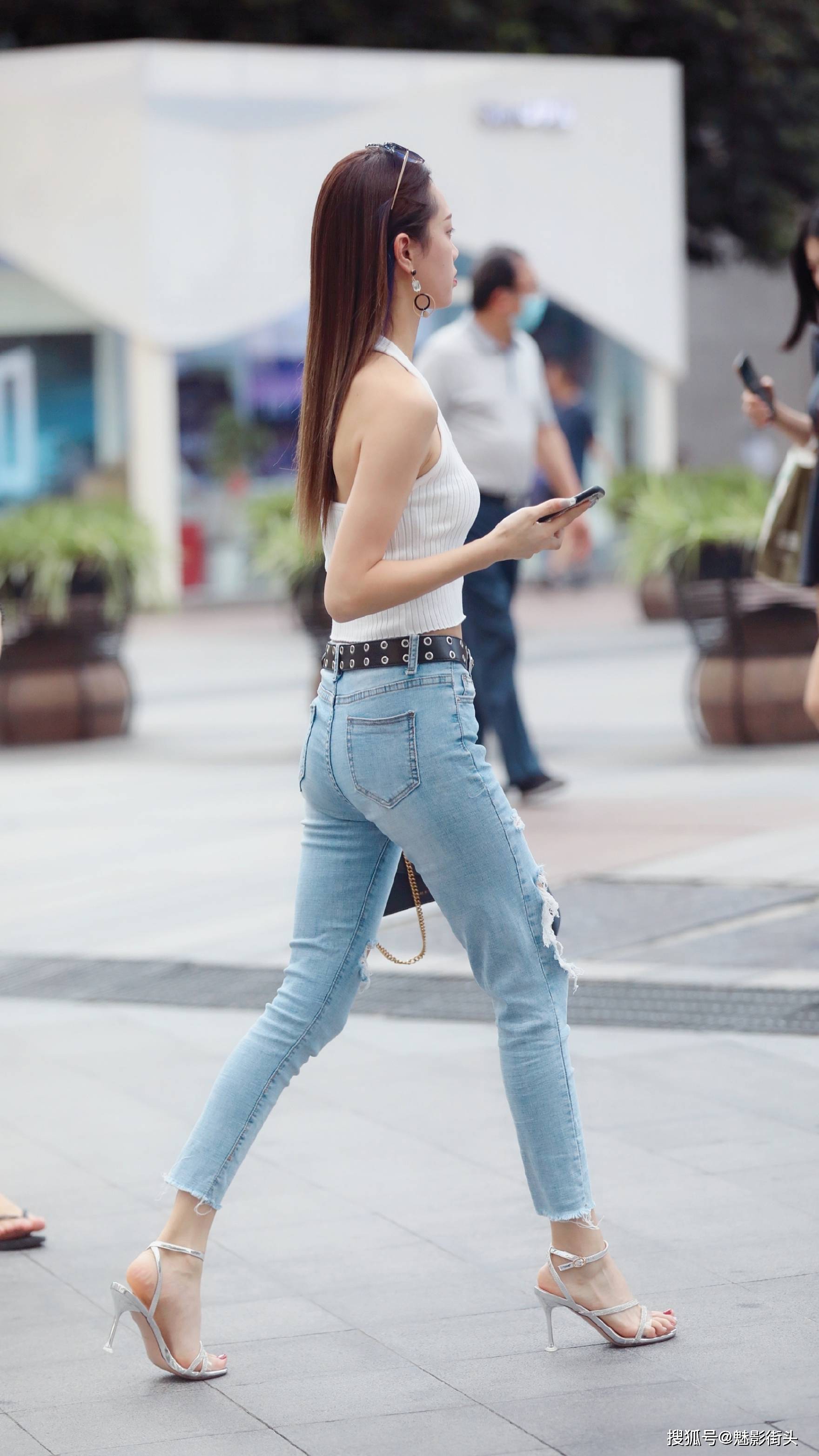 原创挂脖针织衫加破洞牛仔裤,搭配高跟凉鞋,清凉舒适还衬托苗条身姿