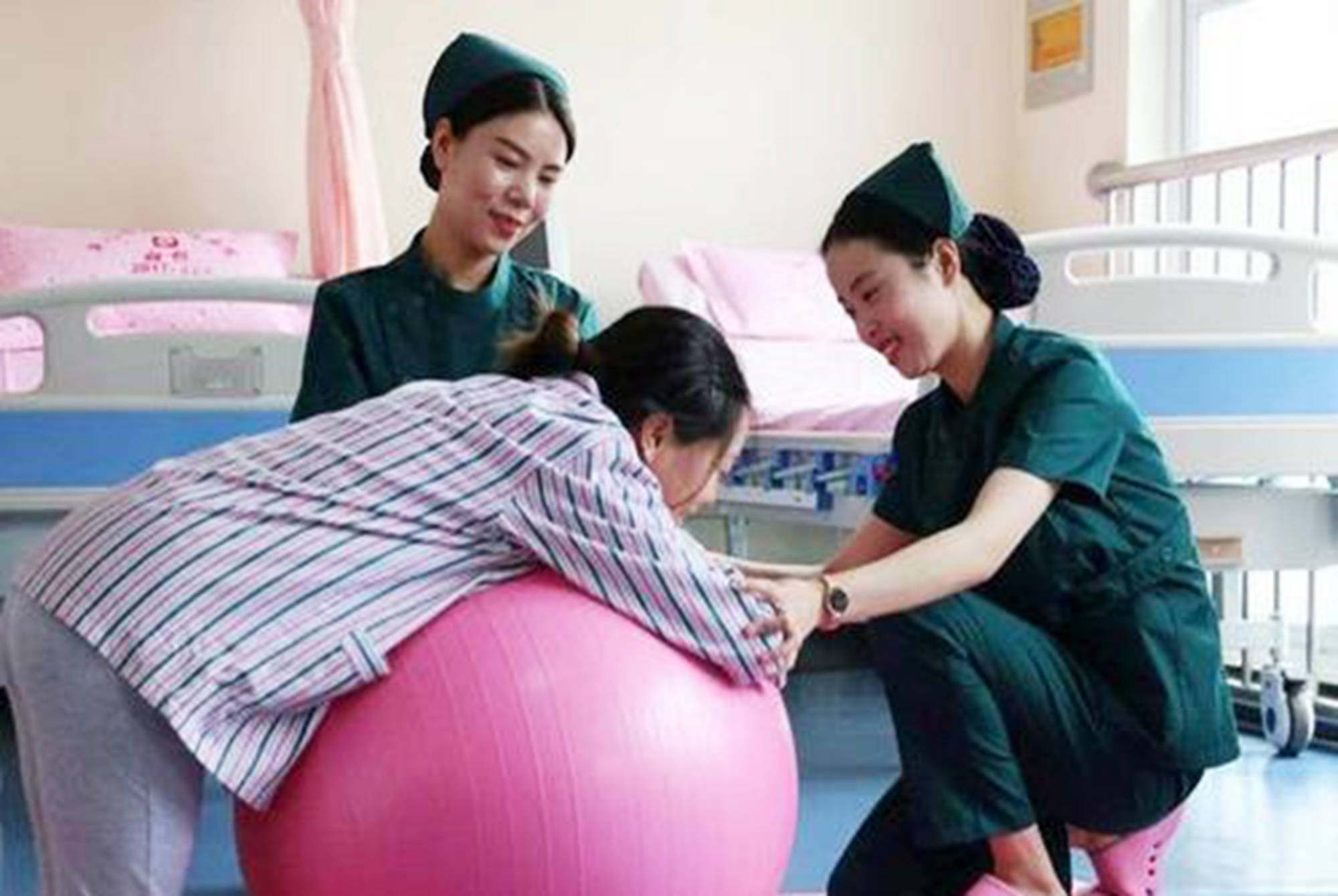 分娩镇痛会挤压胎儿吗?产程三阶段详解:应对顺产遭罪有"妙招"