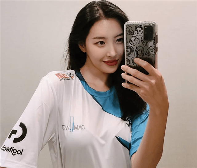 的队服,还特意拍摄了背后的名字,可以看到宣美喜欢的选手是showmaker