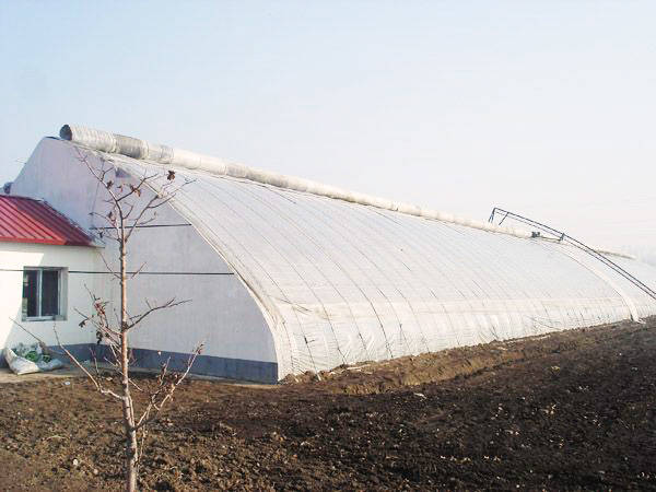 六,强降雨过后防护草帘和保温被要二次包裹,大雨来临后,一定要对棚上
