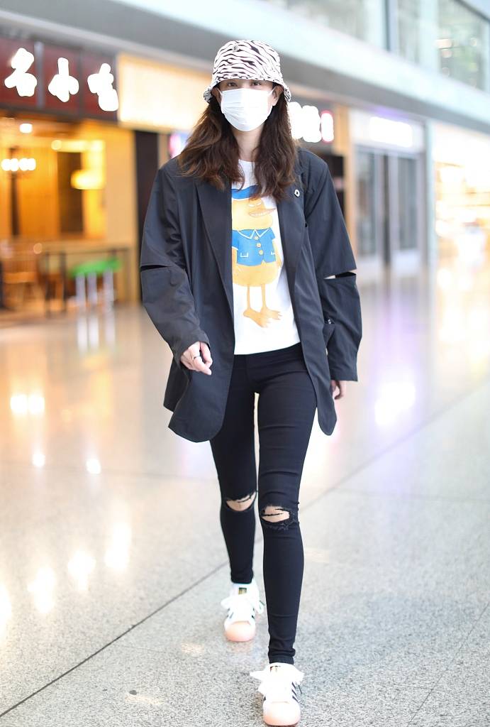 郑希怡破洞裤搭西装又美又飒 走路带风气场强大